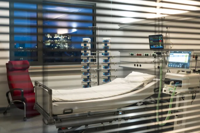 Das Bett auf der Intensivstation ist bereits für einen Patienten vorbereitet.