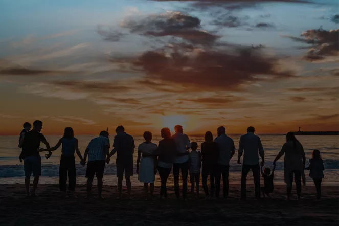 Menschen vor Sonnenuntergang