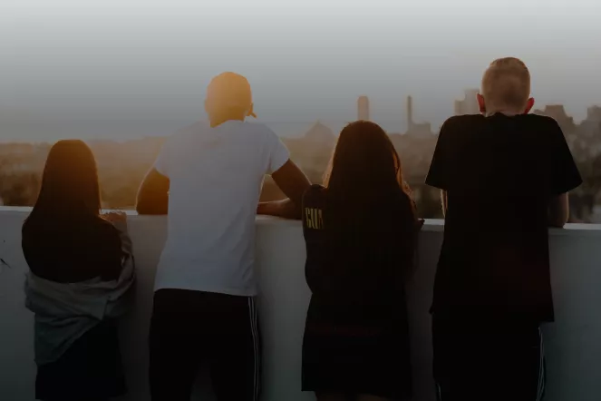 Jugendliche genießen Ausblick auf Stadt