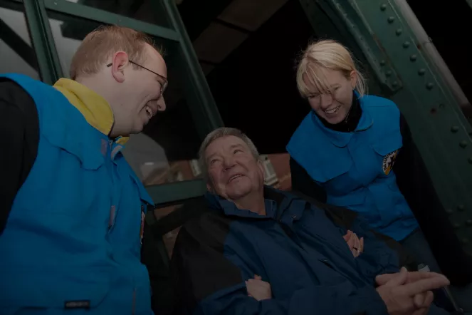 Mitarbeitende der Bahnhofsmission bieten Reisehilfe