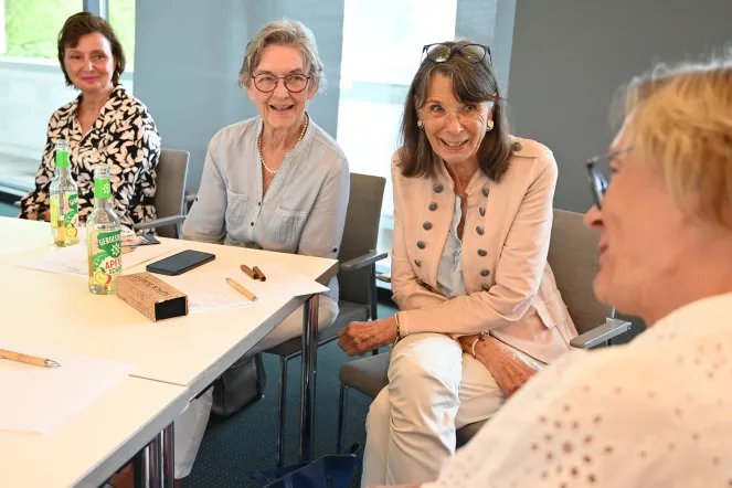 Teilnehmende tauschen sich aus bei der Veranstaltung zu den Begegnungslots*innen
