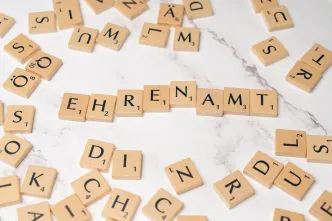 Buchstaben bilden das Wort Ehrenamt.