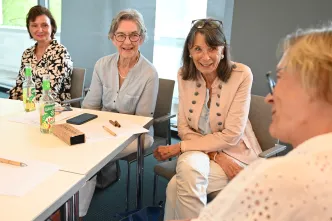 Teilnehmende tauschen sich aus bei der Veranstaltung zu den Begegnungslots*innen